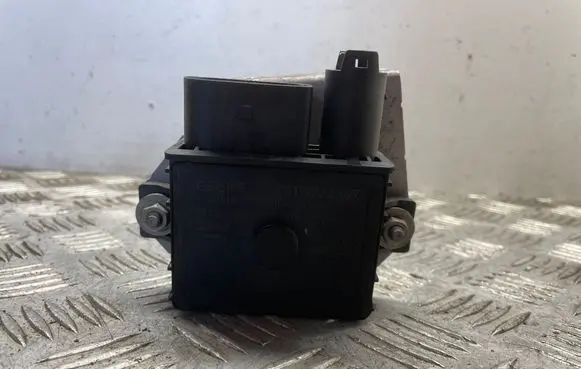 BMW 1 E82 E88 Glow plug pre-heat relay 0522120703 GSE105 E2110022367