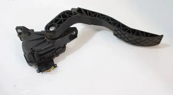 Accelerator throttle pedal