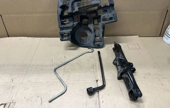 Toyota Prius (XW30) Tool set 6477747030