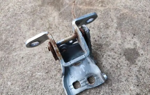 Chrysler 300 - 300C Front door upper hinge 