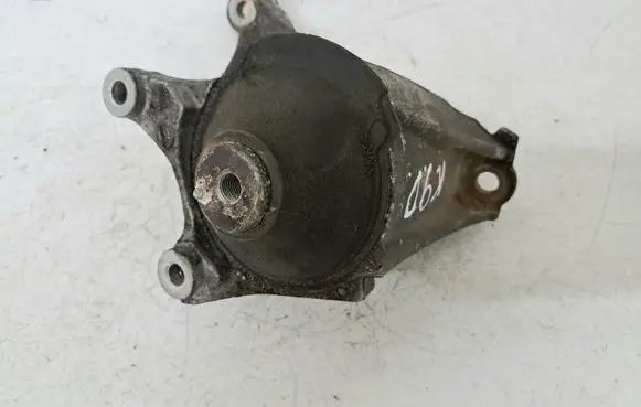 Engine mount bracket