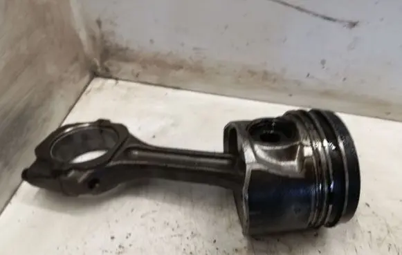 Hyundai Santa Fe Piston with connecting rod