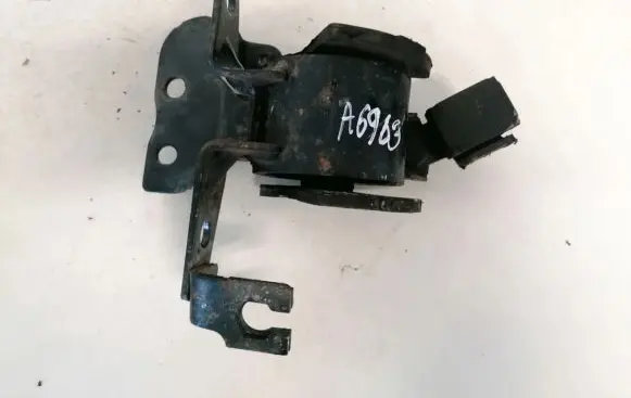Mazda 323 Engine mount bracket