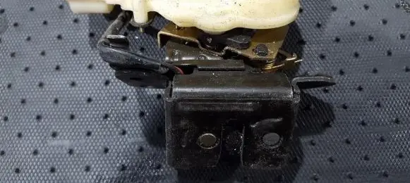 Mazda 323 F Tailgate/trunk/boot lock/catch/latch 990305