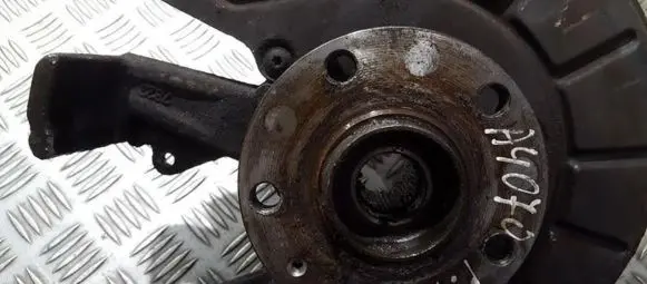 Volkswagen Golf V Front wheel hub
