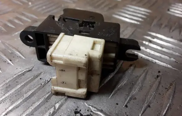 Nissan X-Trail T30 Electric window control switch DEV37407