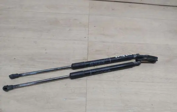 Toyota Avensis T270 Tailgate strut 68960-05091