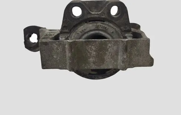 Volvo V40 Engine mount bracket