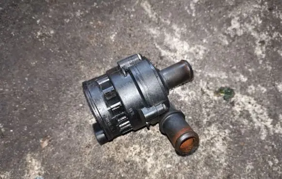 Nissan Qashqai+2 Electric auxiliary coolant/water pump