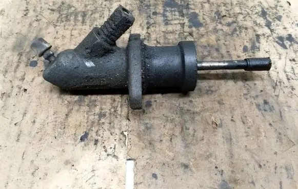 BMW 5 E39 Clutch slave cylinder 