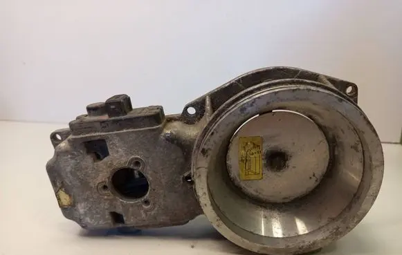 Audi 80 90 S2 B4 Fuel distributor 0438121051 035133353AR