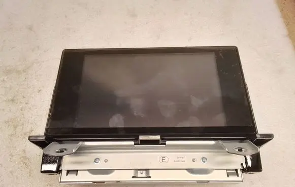 Lexus CT 200H Radio/CD/DVD/GPS head unit 8611176080 CVTS73J1AJ