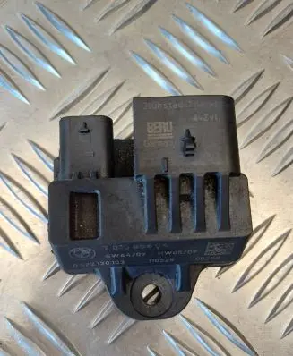 BMW 5 F10 F11 Glow plug pre-heat relay 7810856 110525 322120103