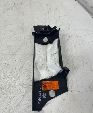 Tesla Model 3 (C) pillar trim 108627300