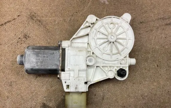 BMW 1 E81 E87 Front door window regulator motor 6927027 996624101 0130822226