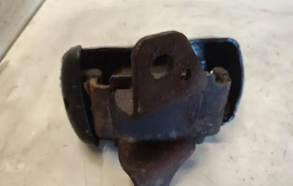 KIA Sorento Engine mount bracket 218123E150