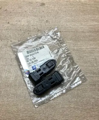 Opel Astra J Front wiper blade arm 95507576