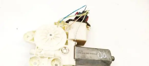 Toyota Avensis T250 Front door window regulator motor 6981005050