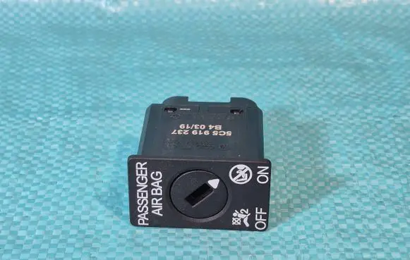 Passenger airbag on/off switch