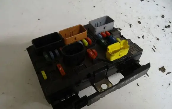 Peugeot 307 Fuse module 9661087080