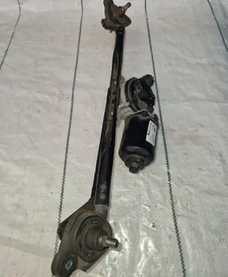 Hyundai Santa Fe Front wiper linkage and motor 981102b000