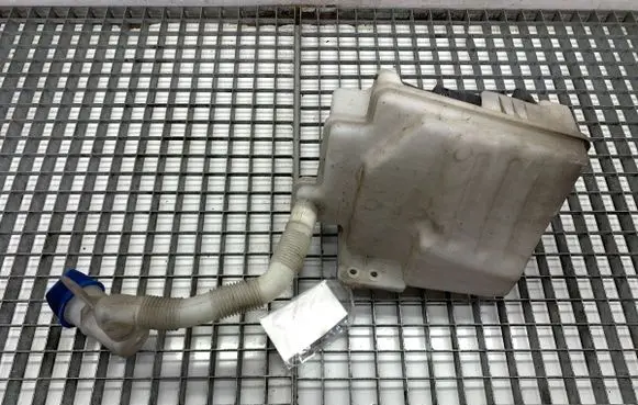 Volkswagen Golf V Windshield washer fluid reservoir/tank 