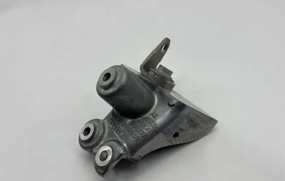 Engine mounting bracket