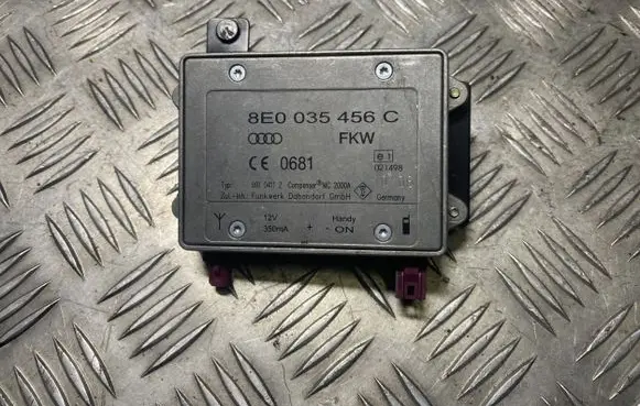 Audi A4 S4 B7 8E 8H Aerial antenna amplifier 8E0035456C 09104112