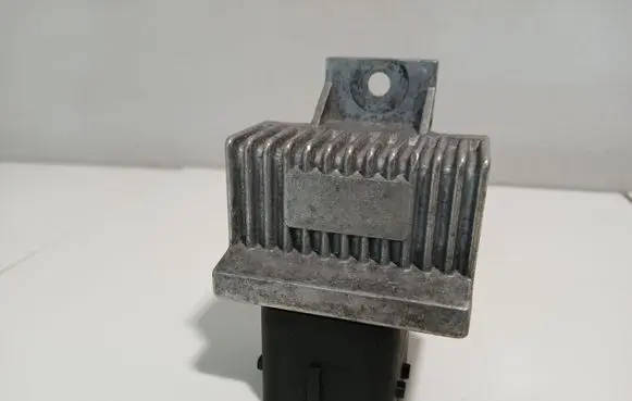 Opel Vivaro Glow plug pre-heat relay 