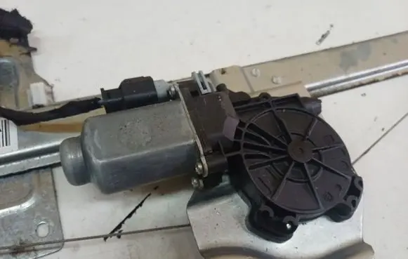 Citroen Berlingo Front door window regulator motor 402105D