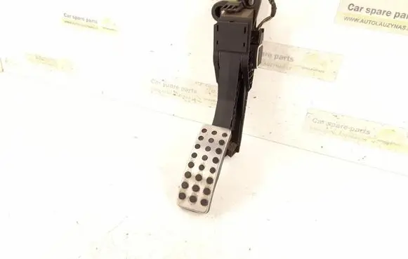 Accelerator throttle pedal