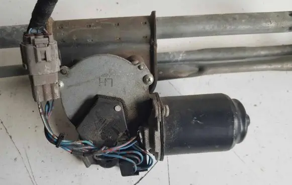 Suzuki Swift I Front wiper linkage and motor