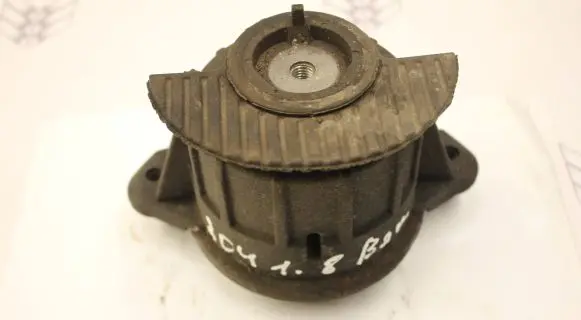 Mercedes-Benz C W204 Engine mount bracket A2042400117