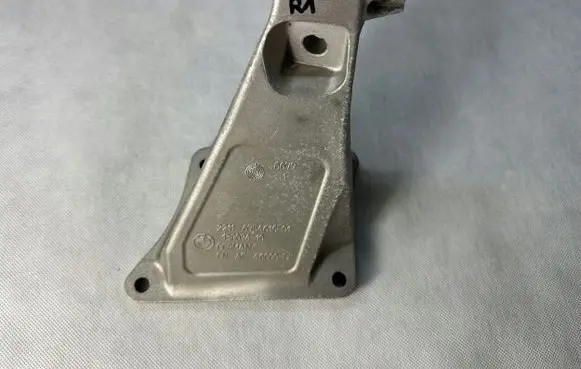 BMW 7 E65 E66 Engine mounting bracket 6754616