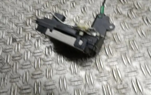 Opel Astra H Front door lock 