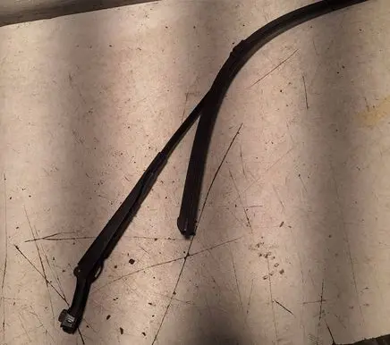 Front wiper blade arm