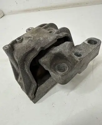 Volkswagen Jetta V Engine mount bracket