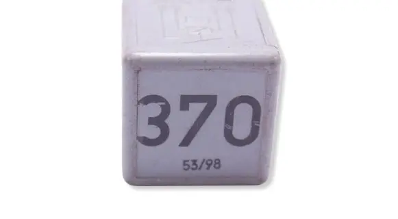 Volkswagen PASSAT B5 Other relay 8D0951253 82313J525300