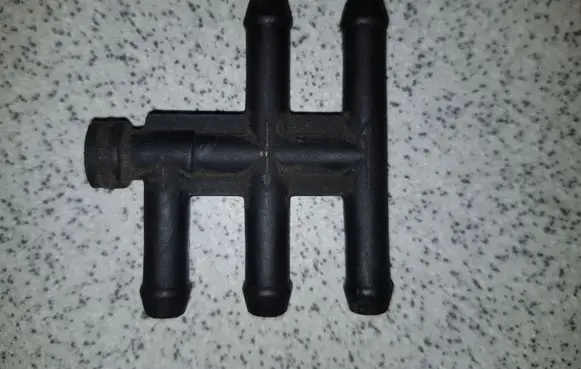 BMW 5 E39 Fuel distributor 1184632