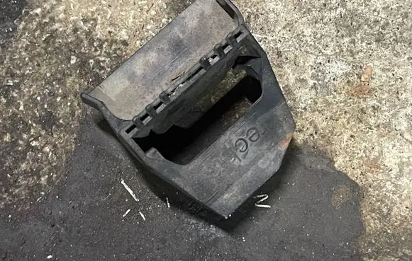 BMW 5 E39 Radiator mount bracket 17111737707