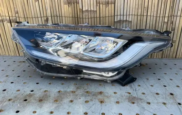 Toyota Yaris XP210 Headlight/headlamp 0048823