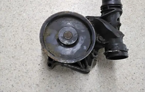 BMW 1 E81 E87 Water pump 