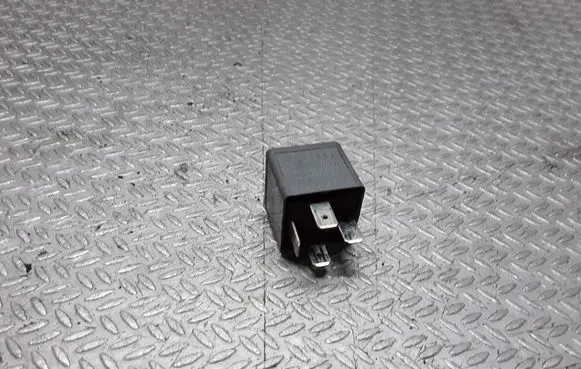 Seat Toledo III (5P) Horn buzzer relay 8D0951253A