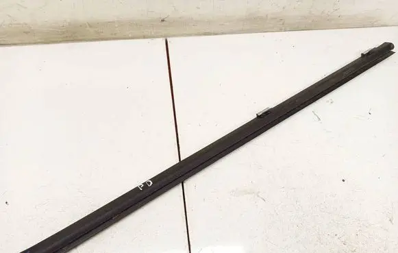 Opel Zafira B Front door glass trim molding 13132073