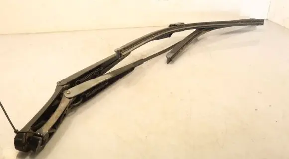 Volkswagen PASSAT B7 Front wiper blade arm