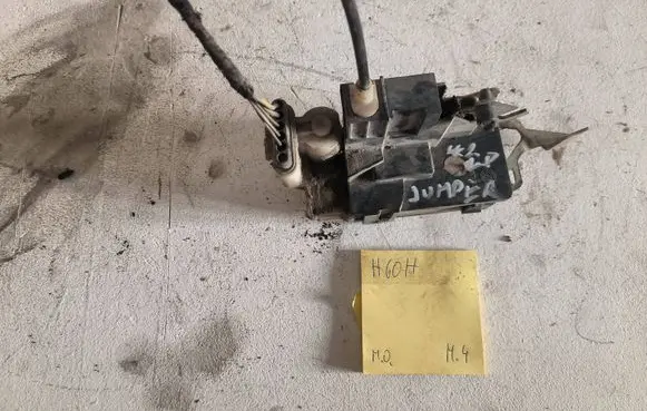 Citroen Jumper Front door lock 8965656