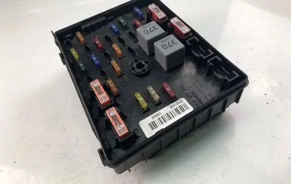 Volkswagen PASSAT B6 Fuse box set 1K0937125A