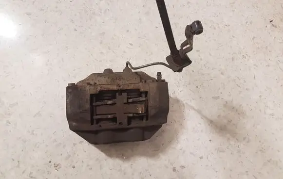 Toyota Land Cruiser (J100) Front brake caliper
