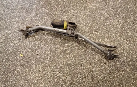 Audi A4 S4 B5 8D Front wiper linkage and motor