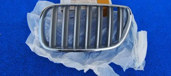BMW X3 E83 Front bumper upper radiator grill 51113420089